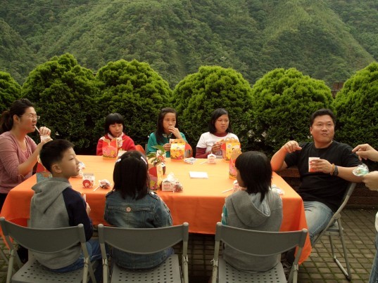 錦屏之星小朋友在櫻花樹下師長享受麥當勞早餐
