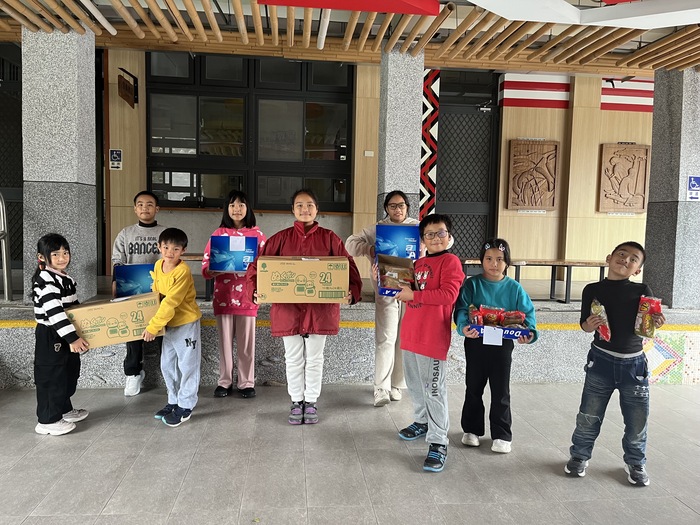 感謝村長贈送每位學生1大包暖暖包  寒冬送暖  備感溫馨圖片